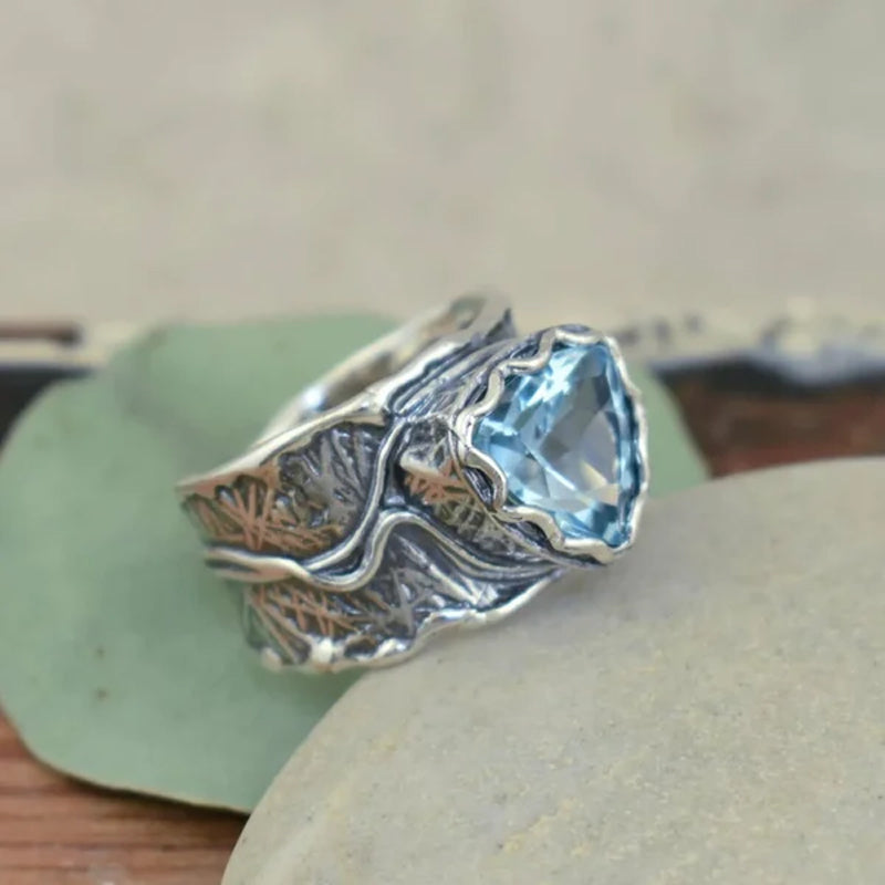 Bague en argent avec topaze bleue