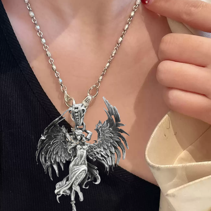 Collier pendentif ange maléfique