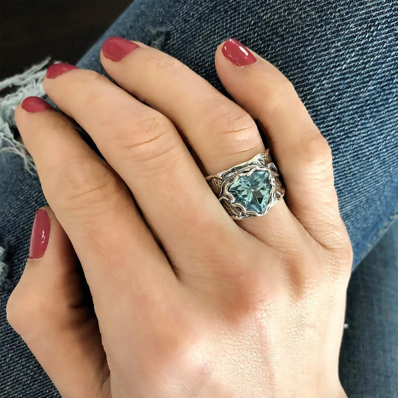 Bague en argent avec topaze bleue