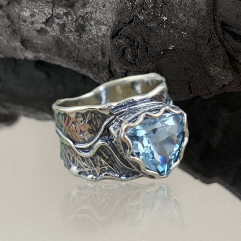 Bague en argent avec topaze bleue